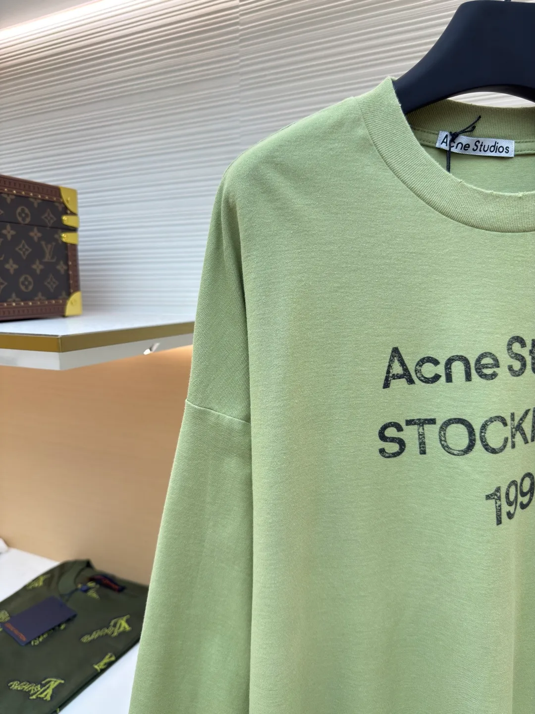 Acne Studios 1966 mud-dyed washed and distressed long sleeves ●Authentic product: purchased and developed for 2399 ●Item number: 1680623-A15 ●Fabric: super soft cotton fabric ●Technology: washed and distressed ●Version: loose fit ●Weight: about 420 grams ●Size: S-M-L-XL ●Description: Made of ultra-soft pure cotton fabric, garment-dyed, washed and distressed, the chest part has a dirty feel, and the lower part shows a gradient effect. The neckline is slightly frayed to better fit the overall tone. The overall line is straight and delicate, the fabric is comfortable and soft, and the color is consistent without color difference. It can be matched with the same style to create a fashionable look and control various occasions. Customized accessories, complete with three standards, the same style for men and women!